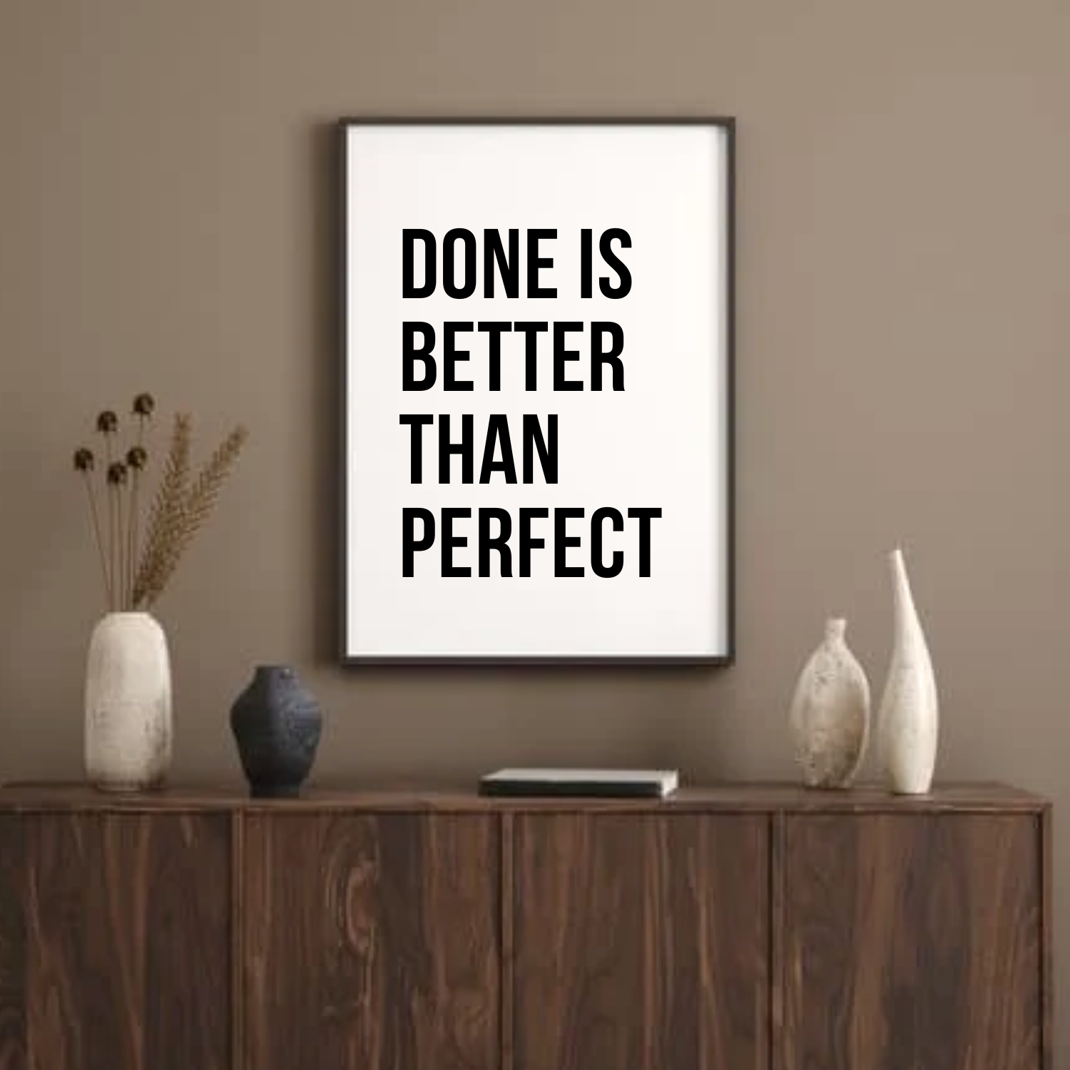 Poster für Fotografen mit dem Spruch Done is better than perfect in einem hellen Raum