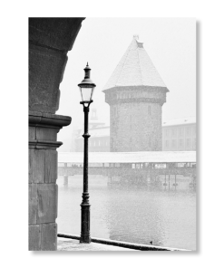 Luzern: Schwarz-weiss Foto vom Wasserturm im Winter, Unter der Egg