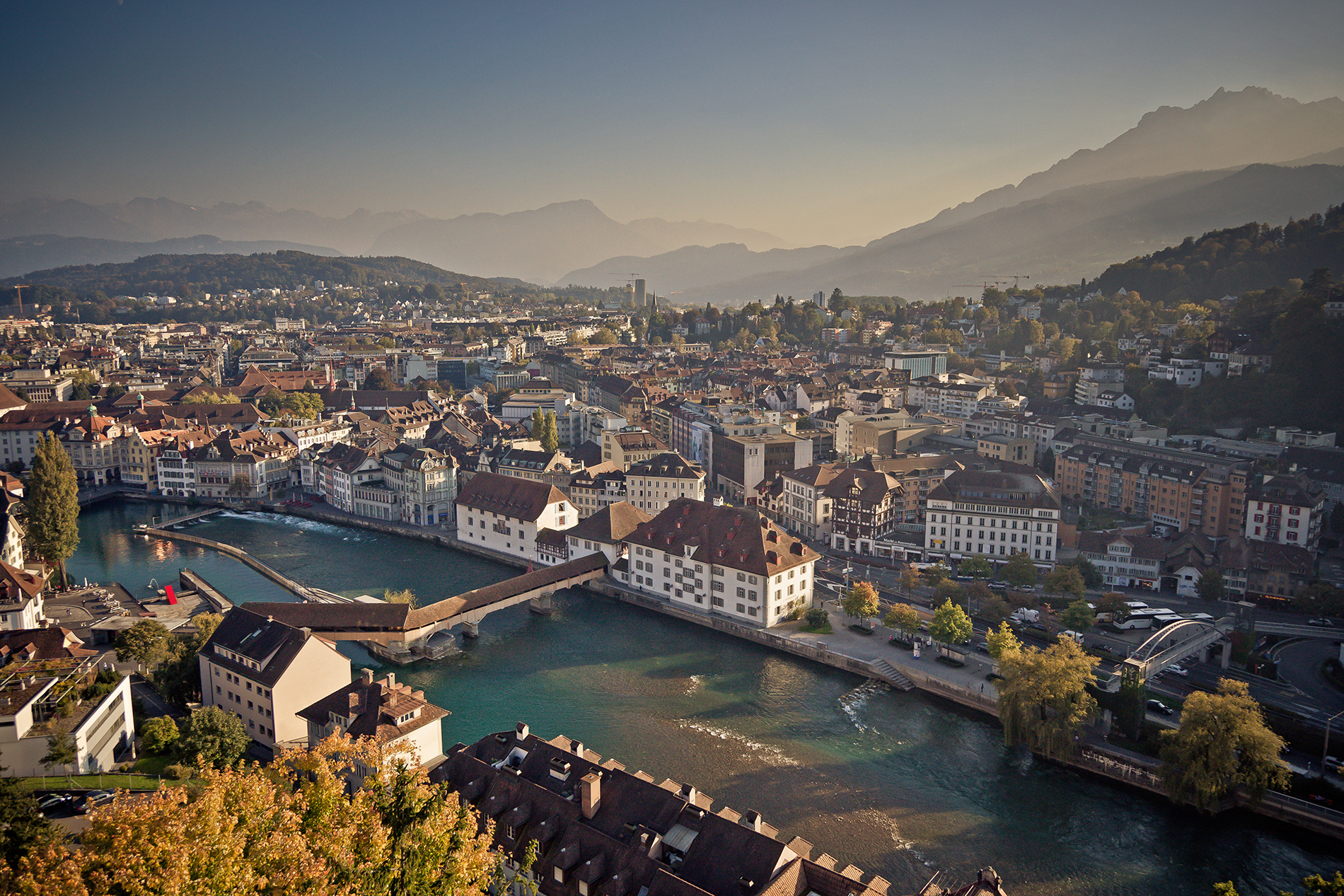 Luzern im Herbst: Blick über die Reuss auf Altstadt und Kapellbrücke
