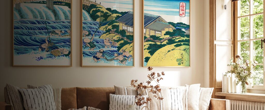 Dreiteiliges Wandbild über einem Sofa im Wohnzimmer