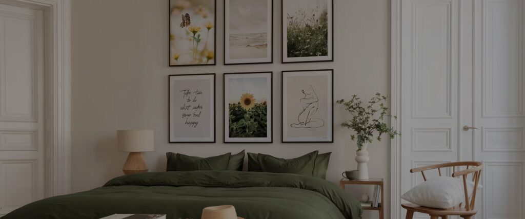 Gerahmte Prints als Bilderwand über einem Bett im Schlafzimmer
